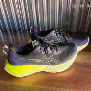 Men's ASICS Novablast 4 running shoes in black and volt green